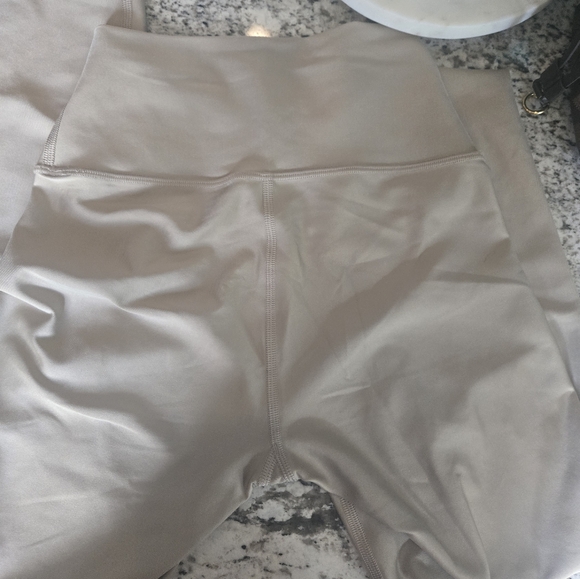 ALO Yoga Beige Leggings - Picture 6 of 9
